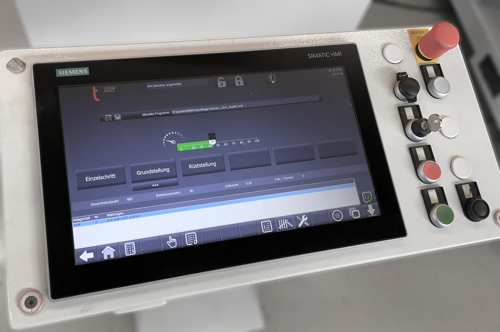 Bedienpanel einer industriellen Rohrbearbeitungsmaschine mit Siemens SIMATIC HMI-Touchscreen und Steuerungstasten.