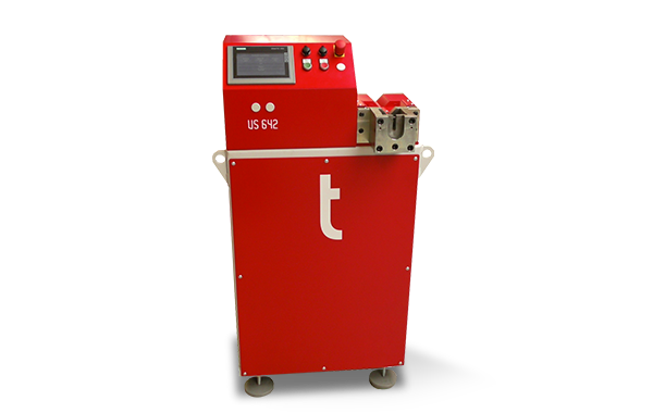Transfluid US 642 Rohrbearbeitungsmaschine mit Touchpanel und Spannsystem auf weißem Hintergrund.