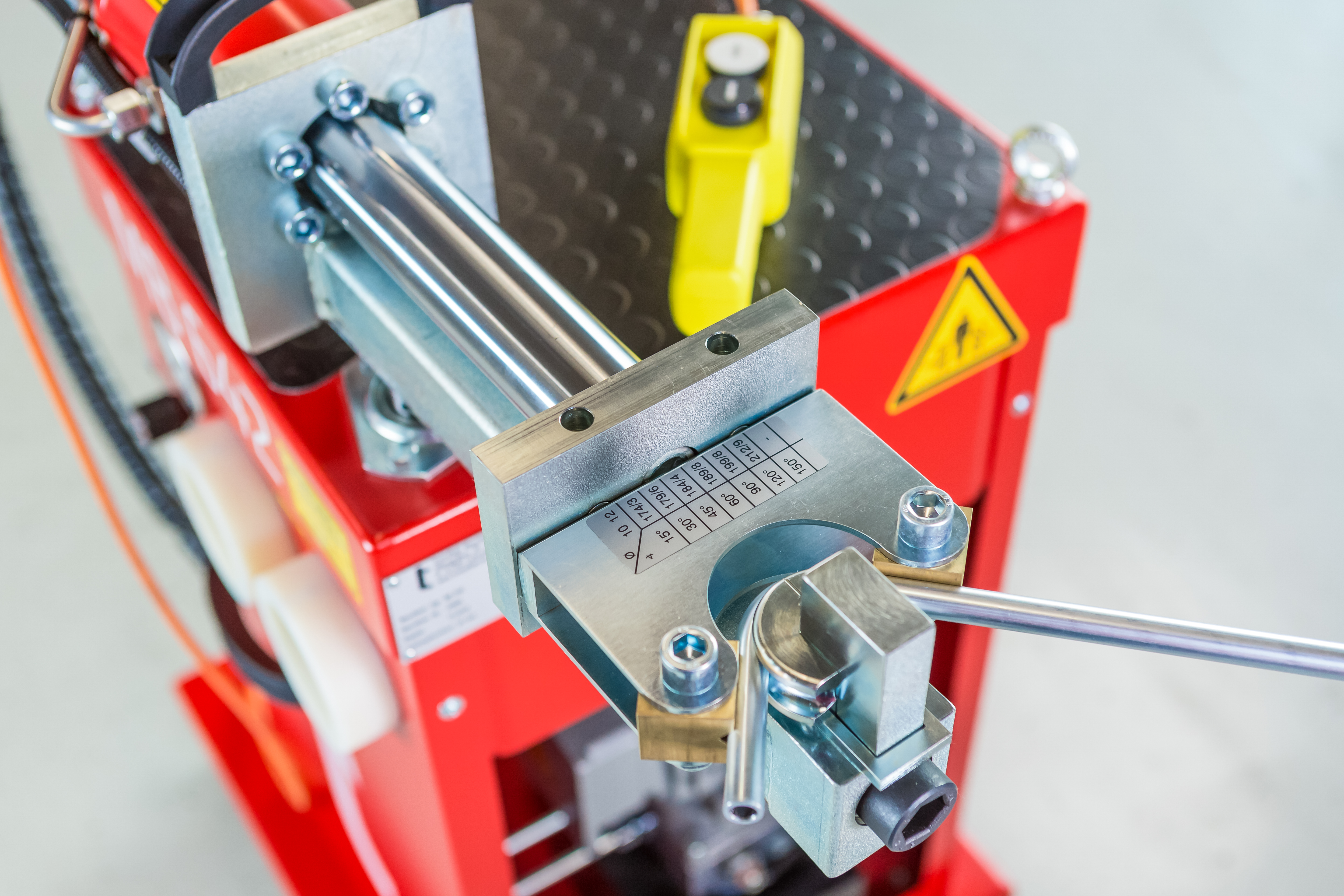 Detail einer transfluid t work MOBILELINE 42 Rohrbiegemaschine mit Spannsystem und Biegewerkzeug.