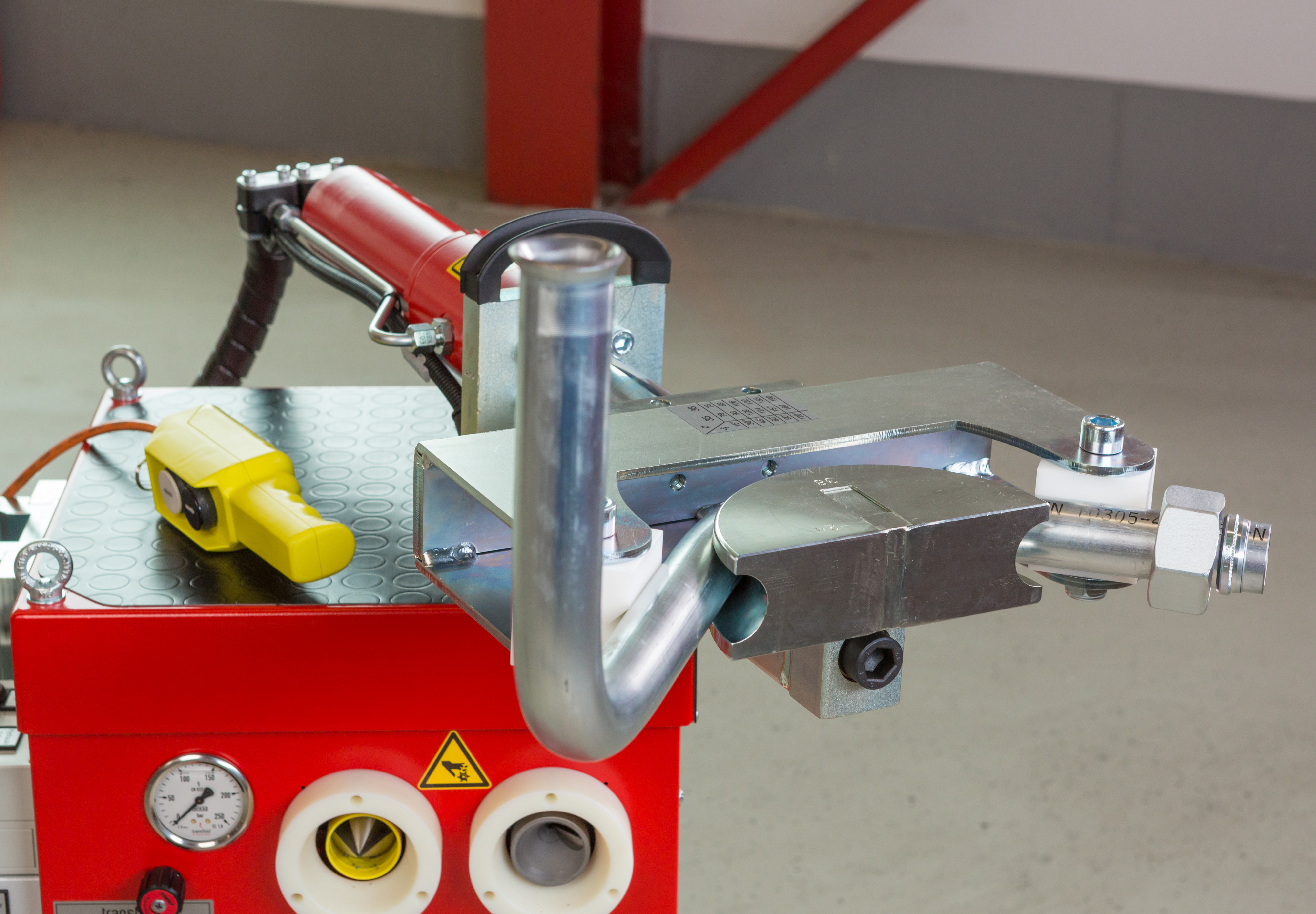 Transfluid t work MOBILELINE 42 Rohrbiegemaschine mit gebogenem Metallrohr und Spannsystem.